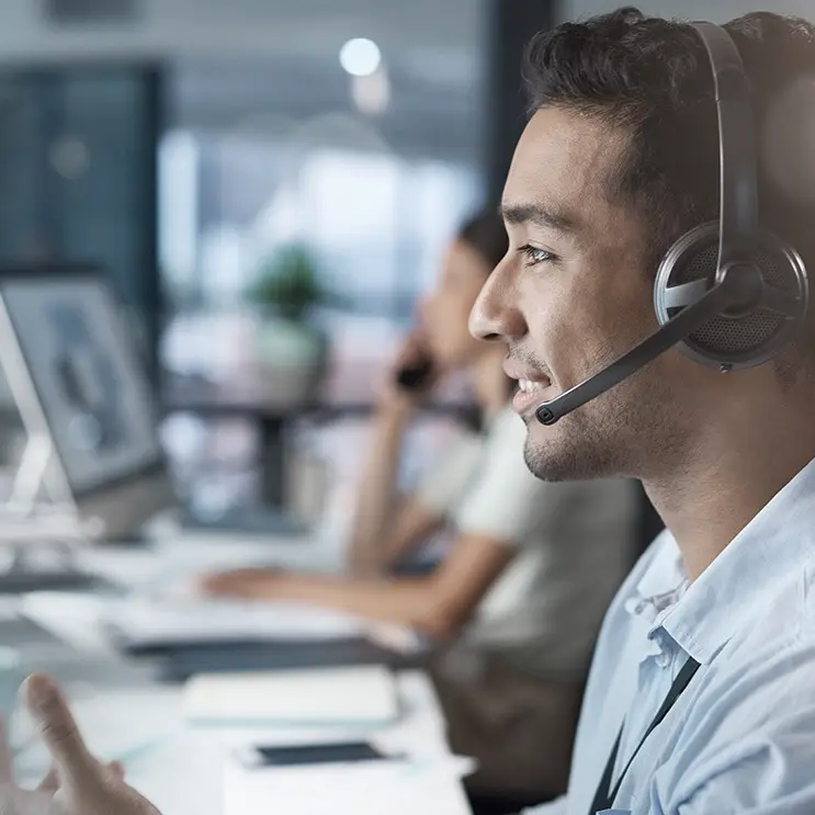 Operador de atención al cliente asesorando sobre soluciones de seguridad y videovigilancia para comunidades de vecinos